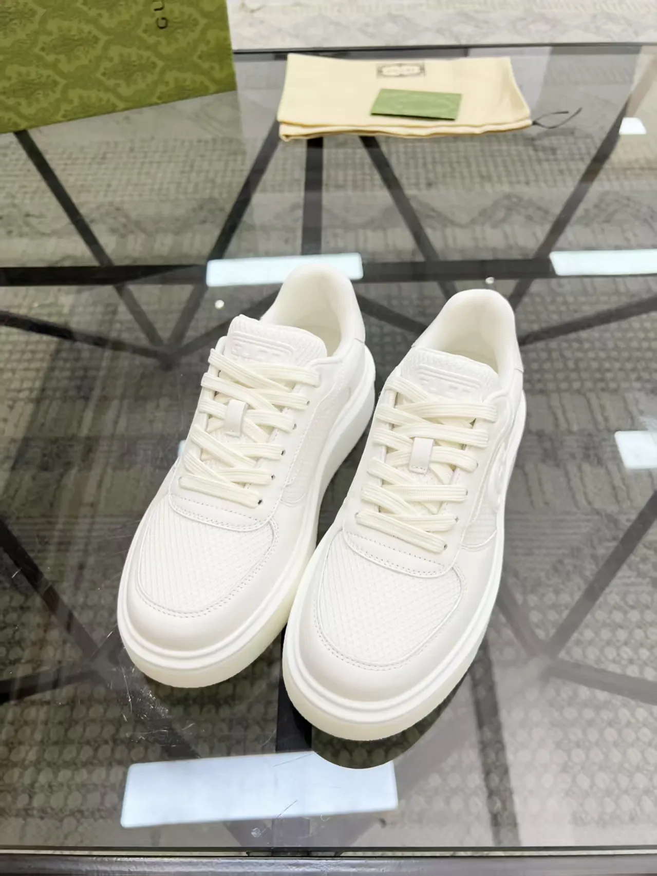 Factory price: 460💰Gucci new men's shoes GUCCI [Lightning] latest shoes are shipped. Original quality, fashionable, made of special materials, sheepskin lining, brand new packaging. The foot feels super comfortable and the workmanship is impeccable. Size: 38-45